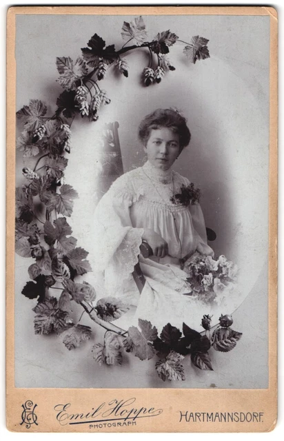 Fotografie Emil Hoppe, Hartmannsdorf, junge Frau im weißen Kleid, mit Passepart