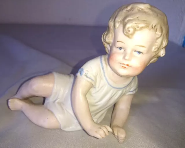 ANCIENNE STATUETTE BEBE ENFANT SEMI COUCHER EN PORCELAINE BISCUIT 19 siecles