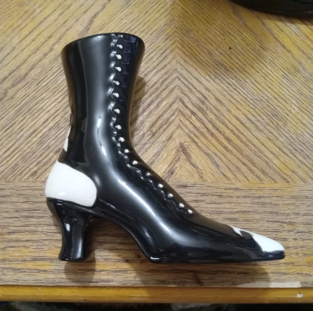 Botas para dama de cerámica con cordones Dora Pottery. Dora firmada
