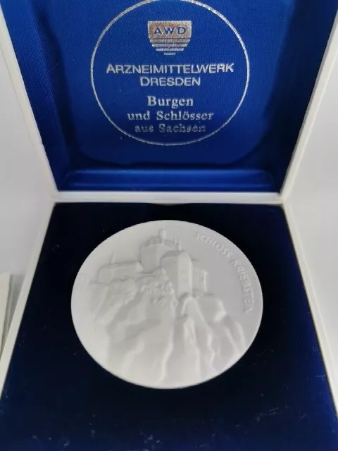 Plakette Schloss Kriebstein Meissner Porzellan Arzneimittelwerk Meissen Medaille