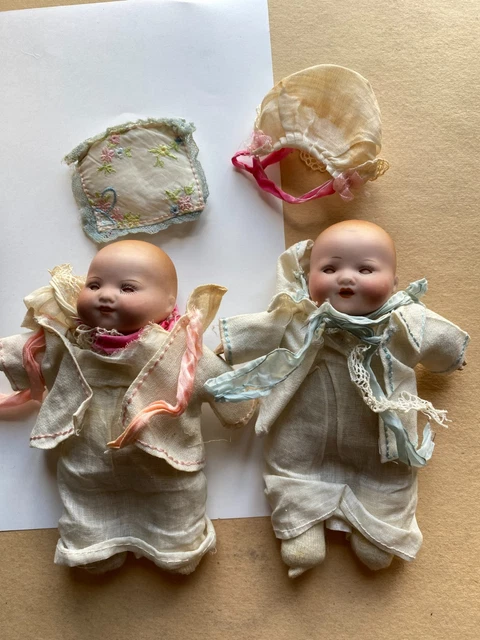 2 paires de petites chaussures pour petites poupées anciennes - Collection