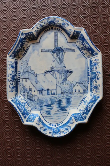 Ancienne Assiette décorative en porcelaine  bleue de  DELFT
