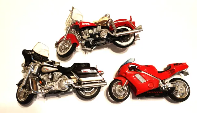 Lot de trois motos ( Honda  et 2  Harley Davidson   1/18 éme MAISTO
