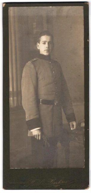 Fotografie Karl Pinkau, Leipzig, junger Rekrut in Uniform mit Schulterstück Rgt