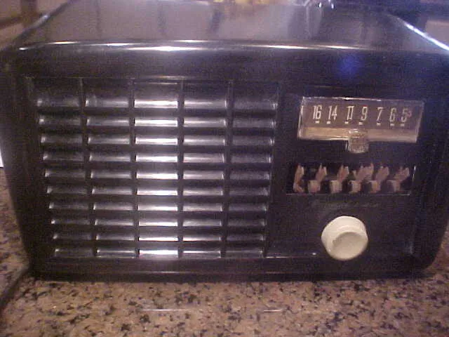 1940s AIRLINE OLD STREAMLINED ART DECO PUSH BUTTON BAKELITE RADIO 84BR-1517A