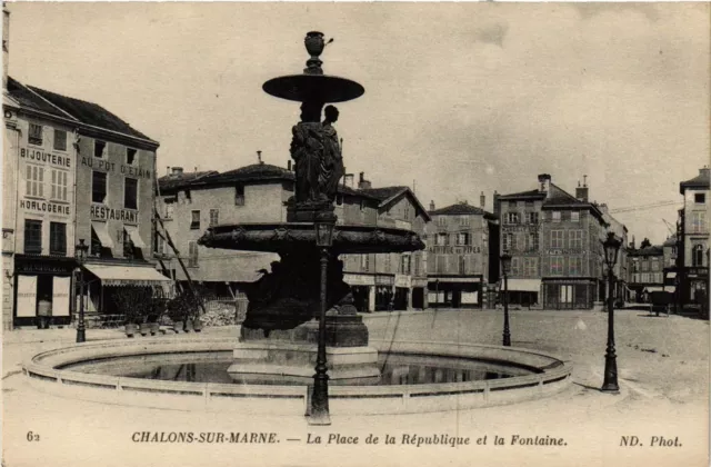 CPA CHALONS-sur-MARNE - La Place de la Republique et la Fountain (742653)