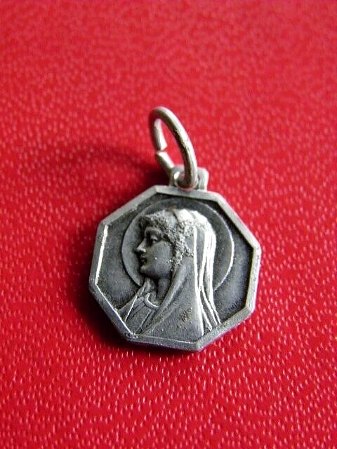 Medaille Religieuse Ancienne. Notre Dame De Lourdes. Aluminium.