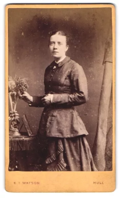 Fotografie Edwin T. Watson, Hull, Albion Street, junge Frau im edlen Gewand mit