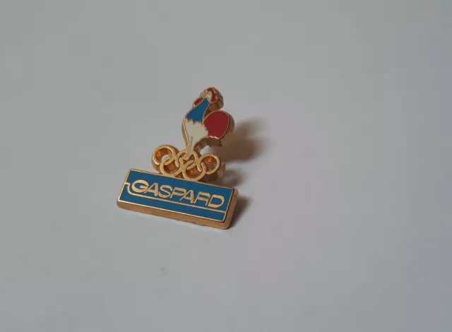 pin's Gaspard / JO Jeux Olympiques - coq France (zamac doré signé nr 025)