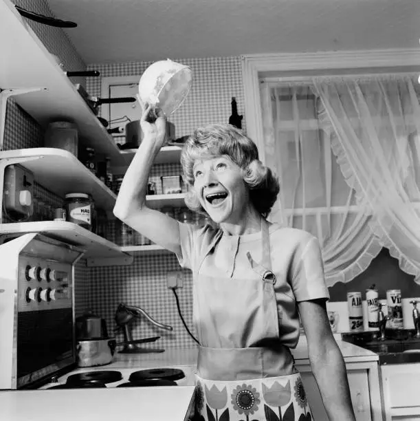 English Actress Dora Bryan Pictured In Her Kitchen At Home 1964 OLD PHOTO