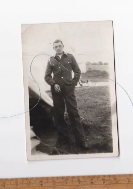 Vintage Foto eines Militärsoldaten Uniform Mann rauchend Blick in die Kamera