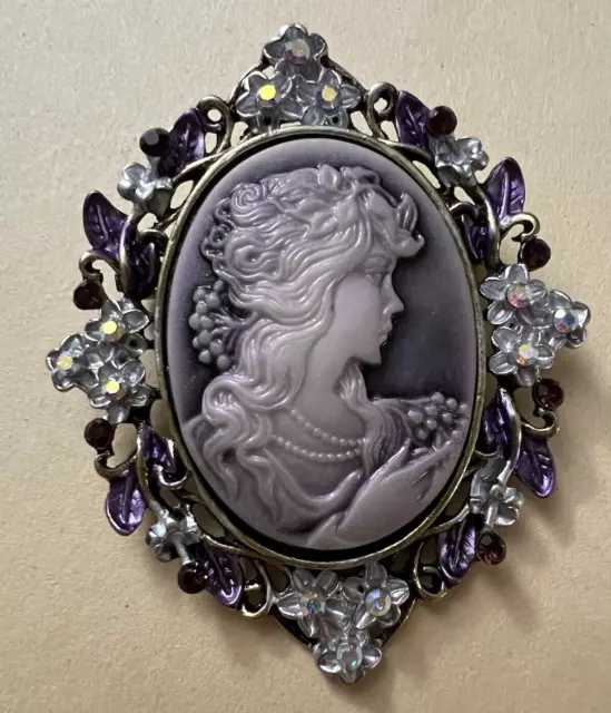 Vintage Victorian Style Purple Stone Acrylic & Metal Cameo Brooch Pin