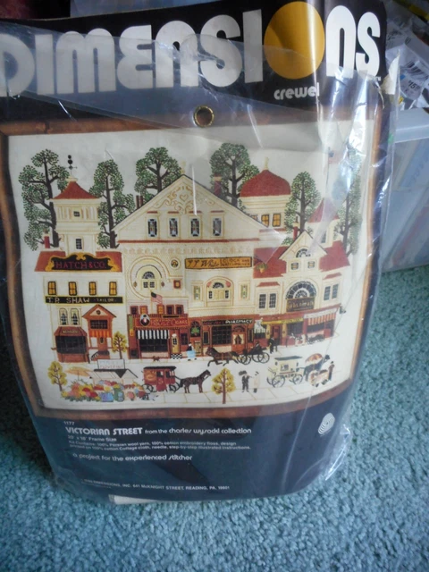 Kit crewel Dimensions Victorian Street #1177 de la colección Charles Wysocki
