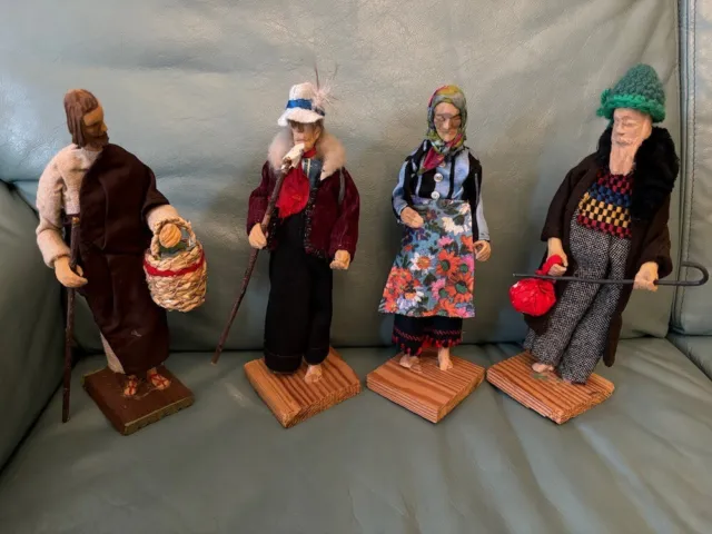 Vier alte bäuerliche Holzfiguren, H. je ca. 19cm (ohne Sockel), nicht gemarkt