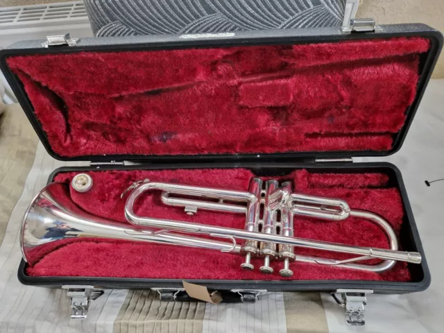 Yamaha trumpet ytr 1320 es with case