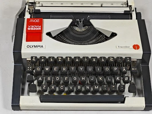 Machine à écrire Olympia Traveller De Luxe - Orange, Nettoyée & Révisée