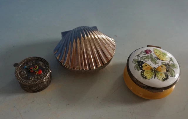 3 Pillendosen Miniatur Deckeldosen Dose teils versilbert u.a. Muschel (223-222)