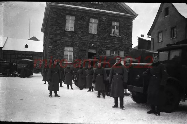 Foto-Negativ, Belgien, LKW-Kolone kurz vor der Abfahrt aus Dorf, 5026-766/14