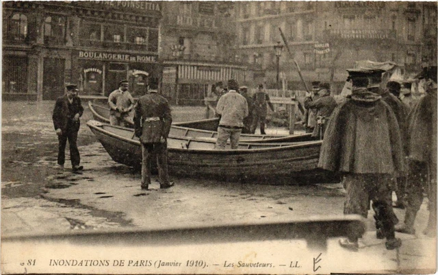 CPA PARIS Les Sauveteurs INONDATIONS 1910 (605431)