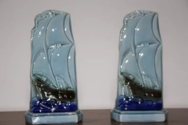 paire de Vases esdeve en barbotine de Sarreguemines, en forme de voilier, signé