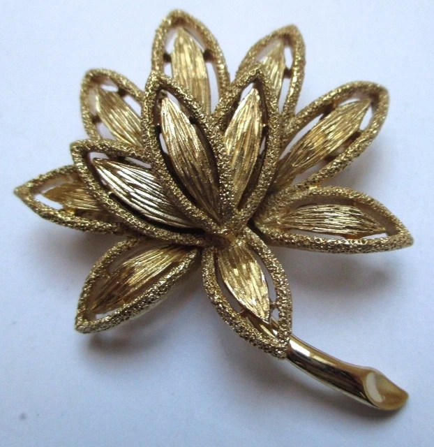 Broche Vintage Fleur En Relief Couleur Argent - Travail Fin Et Détaillé, Référence *3530