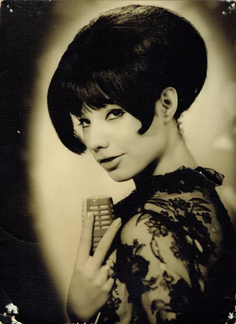 PHOTO VINTAGE 1960'S  Portrait de jeune femme  coiffure sixties