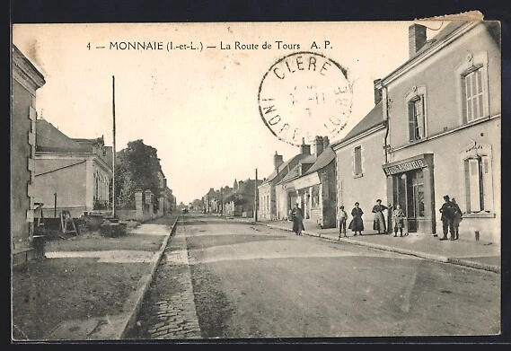 CPA TOURS-La Rue et la Plac des Halles (266172
