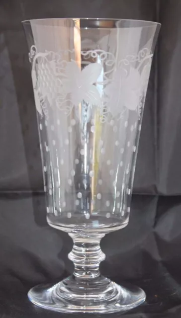 Vase en cristal Baccarat sur pied douche à décor de feuilles de vignes et raisin