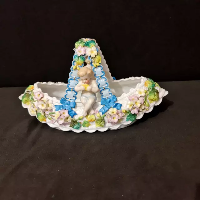 Joli petit panier en porcelaine à décor sculpté d'enfants et de fleurs - XXe