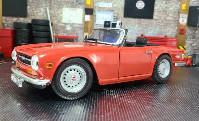 Triumph TR6 red 1:18 diecast model car Ertl Triumph TR6 red 1:18 diecast model car Ertl