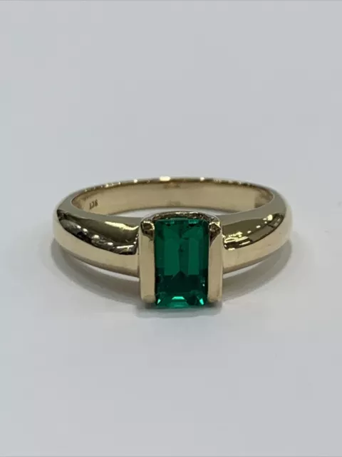 9ct 9K Yellow Gold Created Green Emerald Solitaire Ladies Ring. Brand New