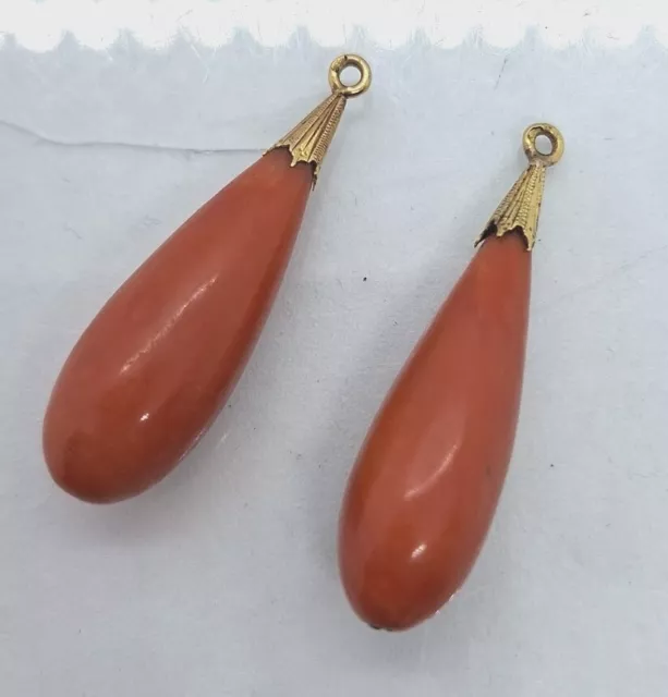 Ancienne paire de gouttes en corail avec viroles en or jaune 18k