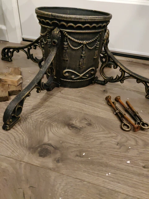 VTG Traditions Cast Iron Ornate Christmas Tree Trunk Stand Support ITM. 269601