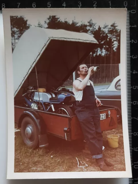 Original Foto Mann Auto Motorrad KFZ ca. 70er Jahre