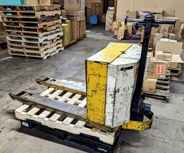 Electric pallet jack Yale #MPB030 MAX 3000LB--NEEDS NEW BATTERY. SOLD AS IS