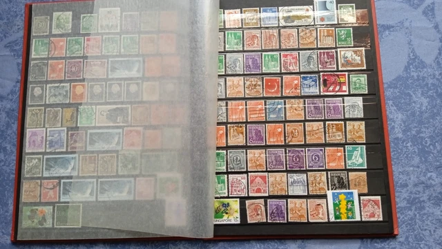 Briefmarken-Album, weltweit, gemsicht, ca. 700 Stück BRD, Holland, etc.