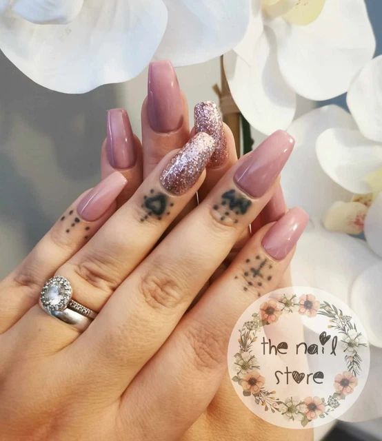 Rubor rosa brillante *esmalte de gel* uñas postizas presionadas