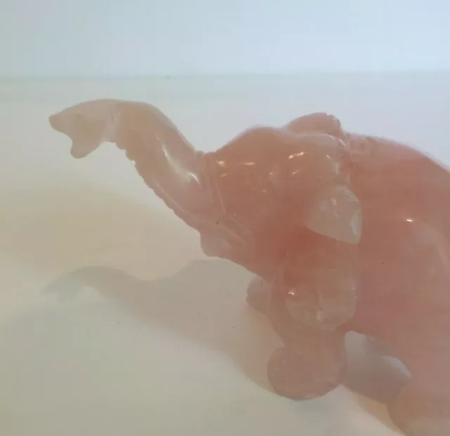 Pierre précieuse quartz rose sculpture femelle éléphant, tronc up, 2,75" de haut 2
