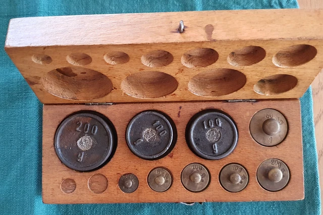Schöner durchmischter Eisen Messing Gewichtssatz mit einigen Punzen