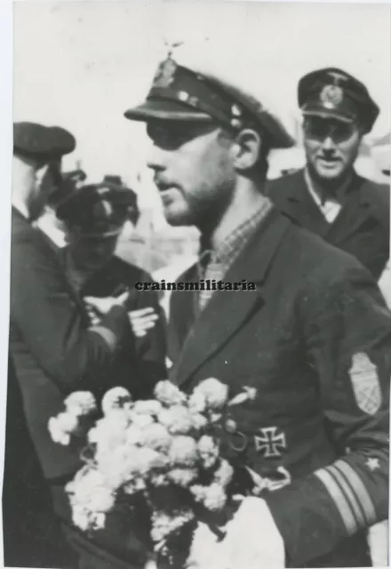 Riesen REPRO Foto U-Boot Kommandant Offizier m. Narvikschild Orden im Hafen