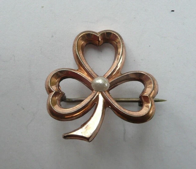 Ancienne broche Art Nouveau plaqué or décor fleur / rosace Ancienne broche Art Nouveau plaqué or décor fleur / rosace