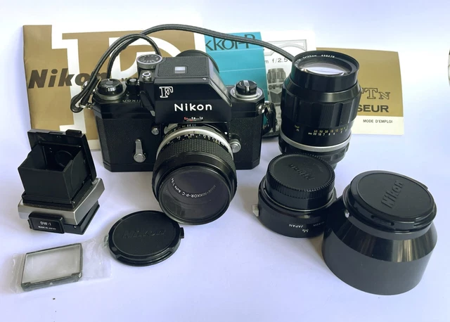 Appareil photo argentique Nikon modèle F.  Photomic Ftn et accessoires, notices
