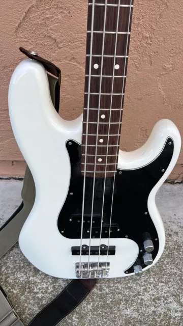 Fender American Deluxe Precision Bass Rosewood Fingerboard Olympic White 2018 Fender American Deluxe Precision Bass Rosewood Fingerboard Olympic White 2018