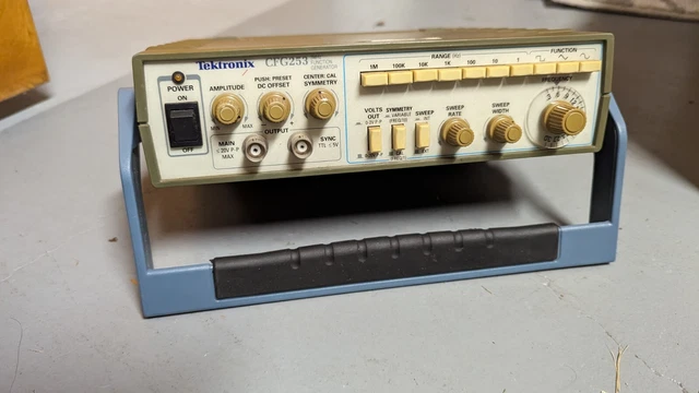 TEKTRONIX CFG253 3 MHz FUNCTION GENERATOR