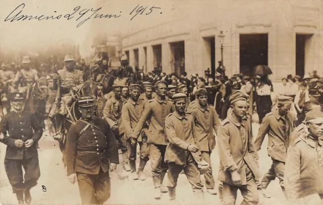 Cpa 80 Amiens Carte Photo Defile Des Prisonniers Allemands Dans Les Rues