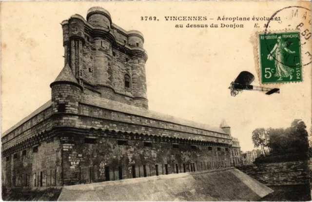CPA Vincennes Aeroplane evoluant au dessus du Donjon (1347148)