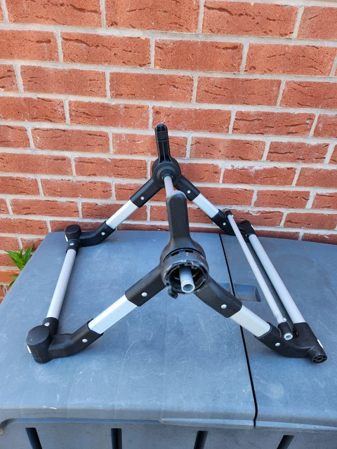 La pieza de repuesto inferior del chasis Bugaboo Cameleon3 viene como en la foto