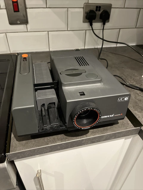 Proyector de diapositivas vintage Reflecta Diamator AF en pleno funcionamiento