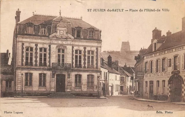 CPA ST JULIEN-de-SAULT - Place de l'Hôtel de ville  (128225)