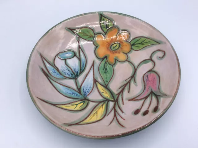 Assiette en céramique émaillée à décor floral signé Madeleine Antíco Sant Vicens